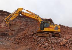 Lorban TP的第9一代Liebherr R 945履带式挖掘机在Carrièresdubassinde la Sambre Quary网站上工作